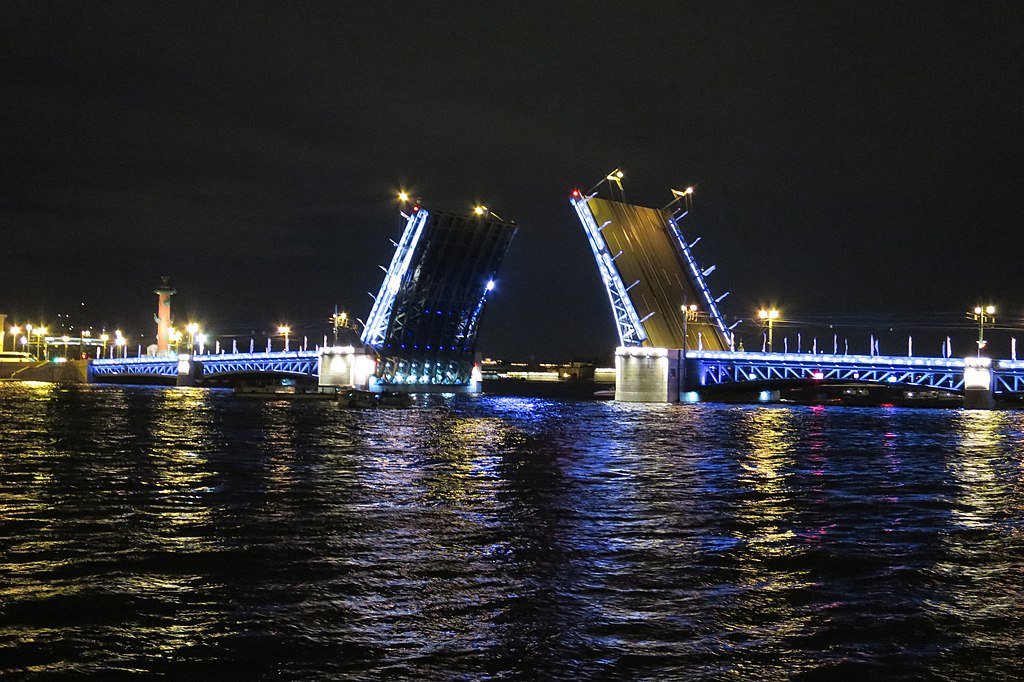 Дворцовый мост, сентябрь 2019 г. Фото: ArtomU (Wikimedia Commons)