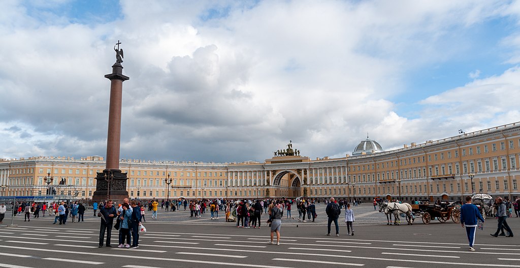 Дворцовая площадь. Фото: Don-vip (Wikimedia Commons)