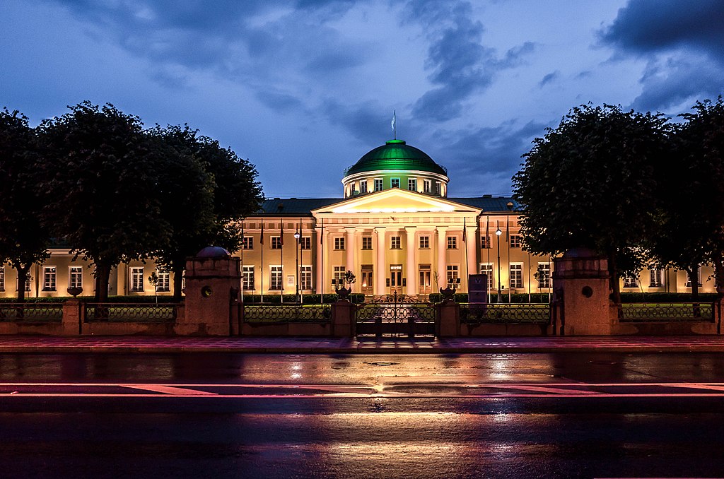 Таврический дворец ночью с подсветкой. Фото:sergejf (Wikimedia Commons) 