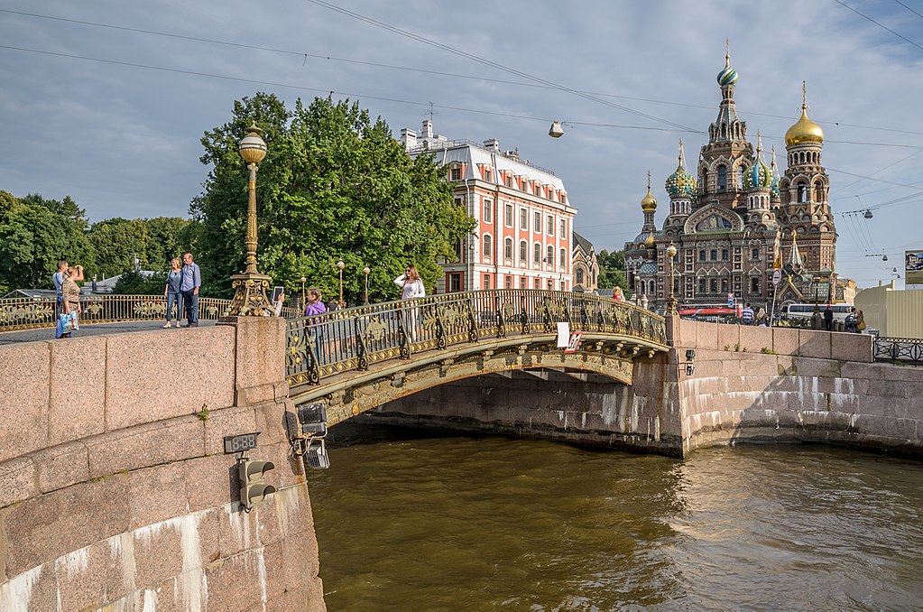 Торшер с фонарем. Мало-Конюшенный мост. Фото: Florstein (WikiPhotoSpace)