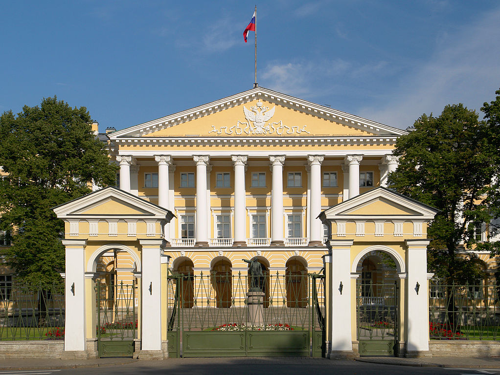 Смольный — Правительство Санкт-Петербурга. Фото: George Shuklin (Wikimedia Commons)