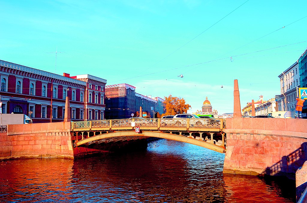 Поцелуев мост: через реку Мойку, по улице Глинки, Адмиралтейский район. Фото: GAlexandrova (Wikimedia Commons)