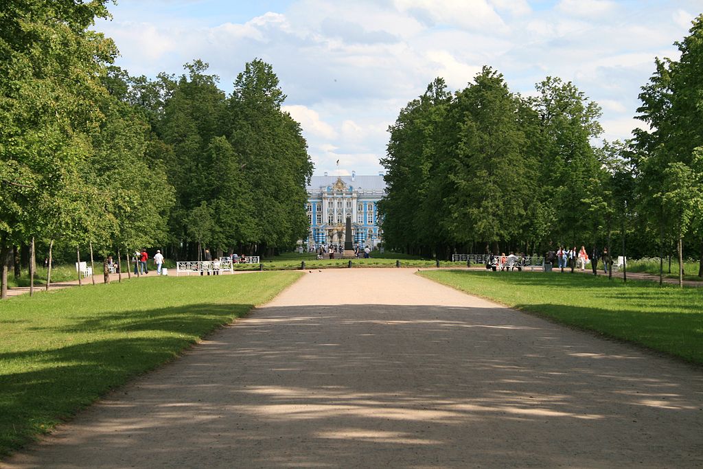 Главная аллея Александровского парка. Фото: Luu (Wikimedia Commons)
