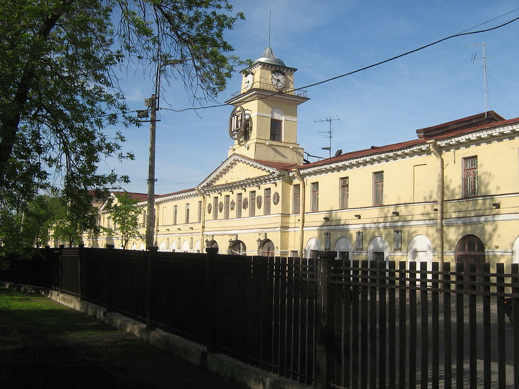 Здание заводоуправления Ижорских заводов, с 2016 г. — Администрация города Колпино. Фото: Peterburg23 (Wikimedia Commons)