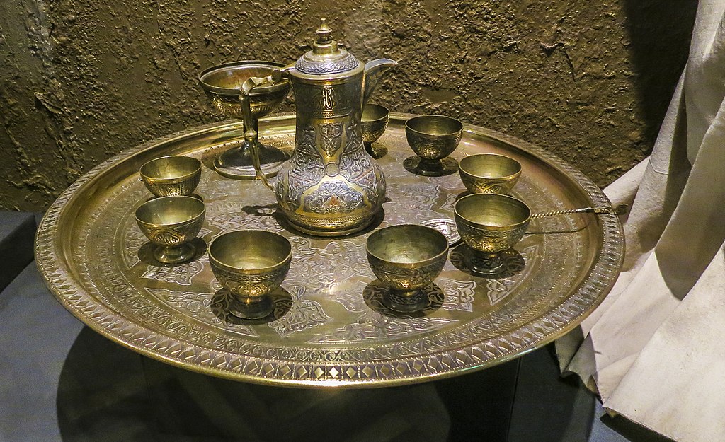 Кунсткамера. Персидский чайный сервиз. Фото: Ninara from Helsinki, Finland (Wikimedia Commons)