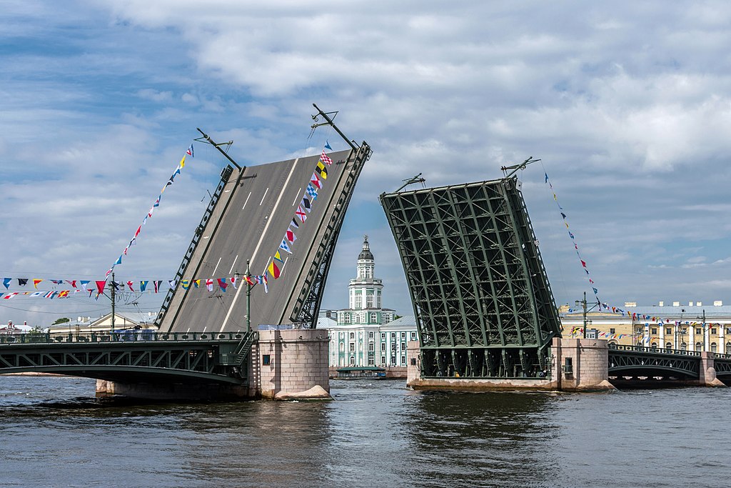 Разведённый Дворцовый мост в Санкт-Петербурге. Фото: Florstein (WikiPhotoSpace) Разведённый Дворцовый мост в Санкт-Петербурге. Фото: Florstein (WikiPhotoSpace)