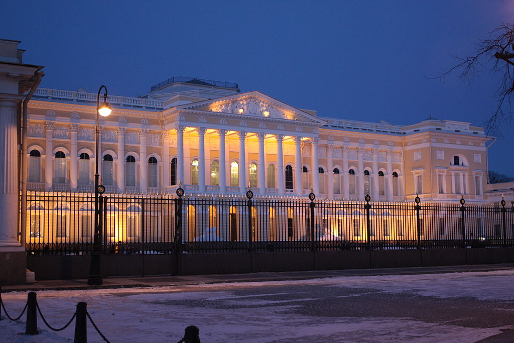 Михайловский дворец в вечернее время. Фото: NGC 7070 (Wikimedia Commons)