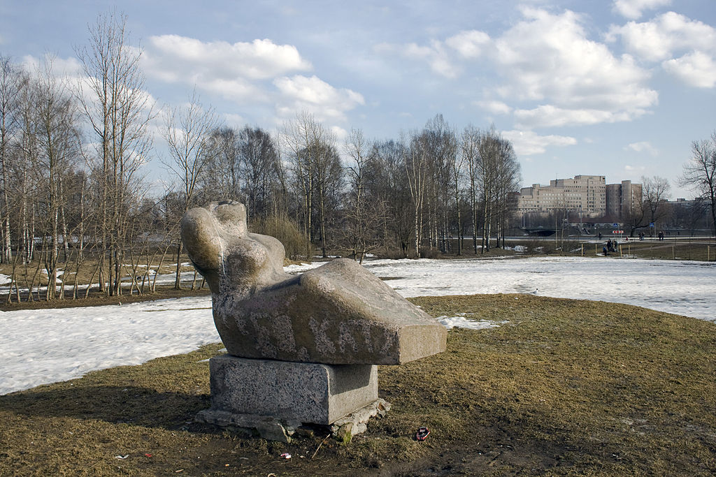 Муринский Парк, скульптура "Земля". Скульптор А. Н. Черницкий. Установлена в 1987 или в 1988 г. Материал: гранит. Высота 115 см. Фото: Nuhets (Wikimedia Commons)