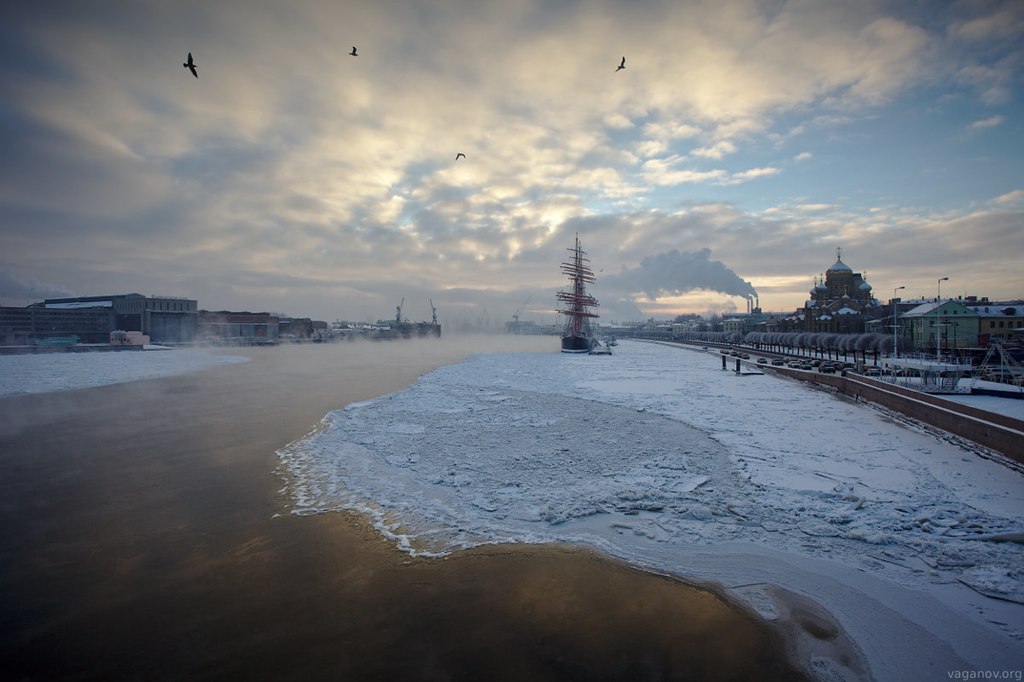 Река Нева, покрытая льдом. Закат. Россия, Санкт-Петербург. Автор фото: Антон Ваганов (Wikimedia Commons)