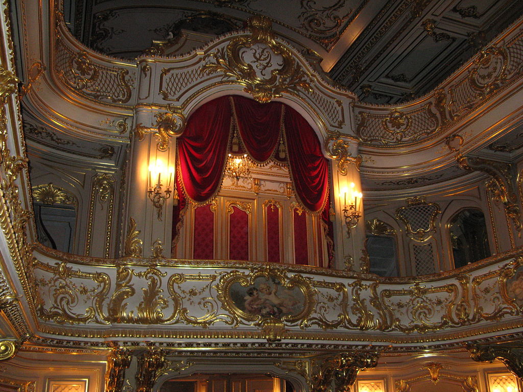 Театр дворца. Фото: Yair Haklai (Wikimedia Commons)