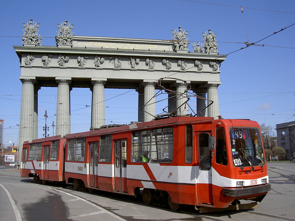 Трамвай на площади Московские Ворота. Фото: Dinamik (Wikimedia Commons)