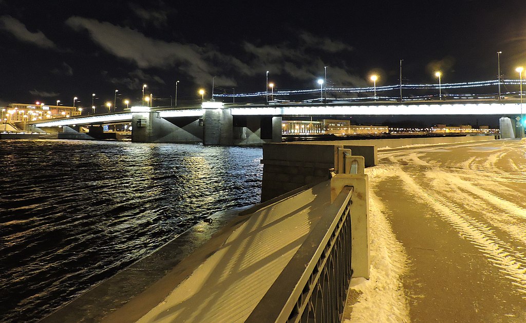 Подсветка Володарского моста (вид с правого берега). Фото: Monoklon (Wikimedia Commons)