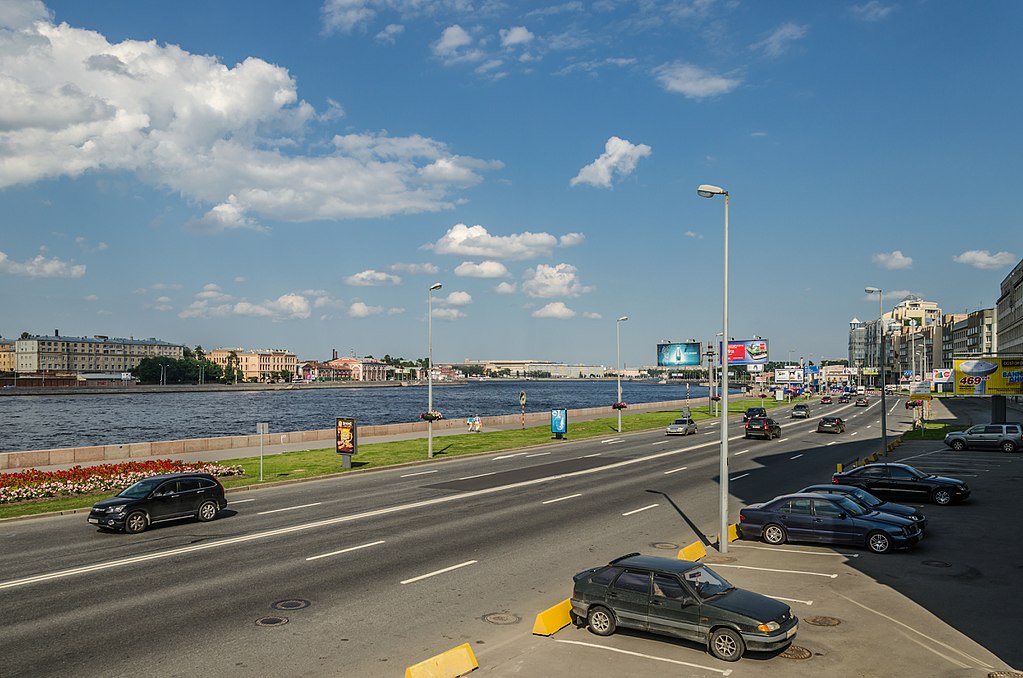 Смольная набережная в Санкт-Петербурге. Фото: Florstein (WikiPhotoSpace)