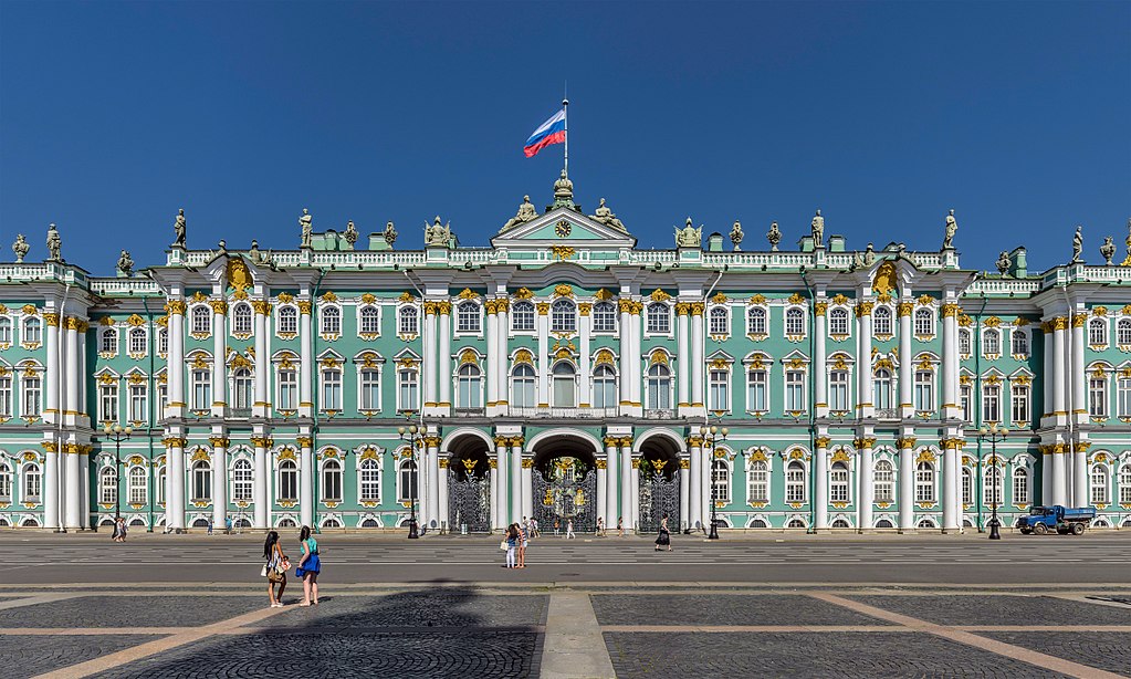 Центральная часть южного фасада Зимнего дворца в Санкт-Петербурге. Фото: Alex 'Florstein' Fedorov  (Wikipedia)