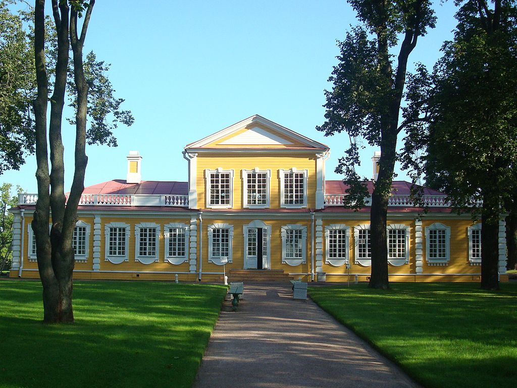 Задний фасад дворца, выходящий на Петергофскую дорогу, 2009 г. Фото: Chezenatiko (Wikimedia Commons)