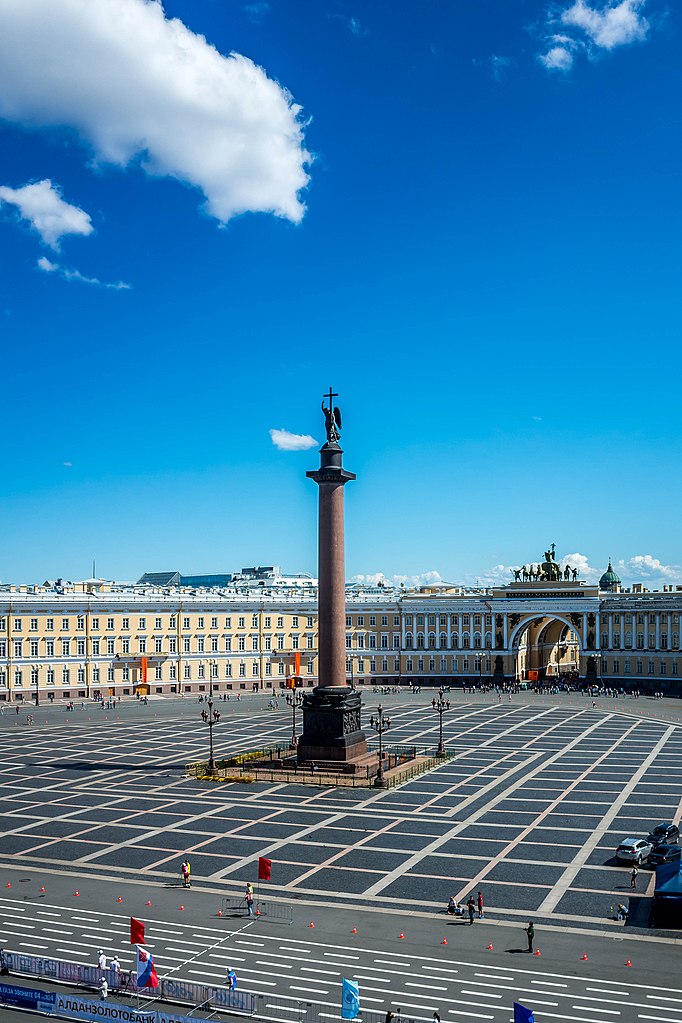Дворцовая площадь. Фото: sergejf (Wikimedia Commons)