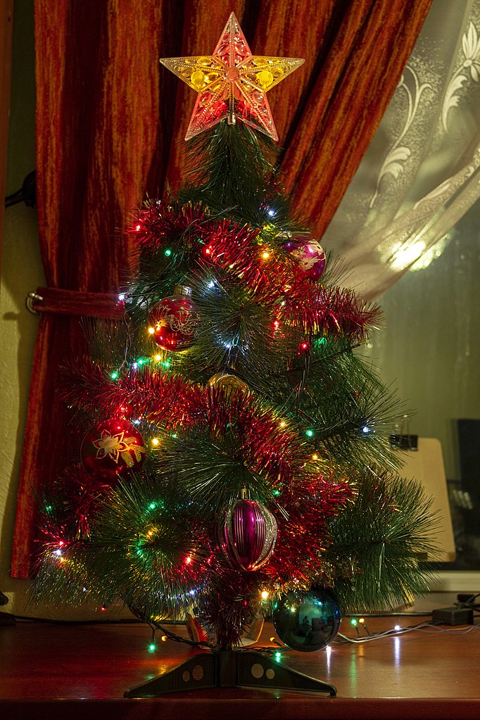 Новогодняя ёлка в российской квартире. Фото: Алексей Трефилов (Wikimedia Commons)