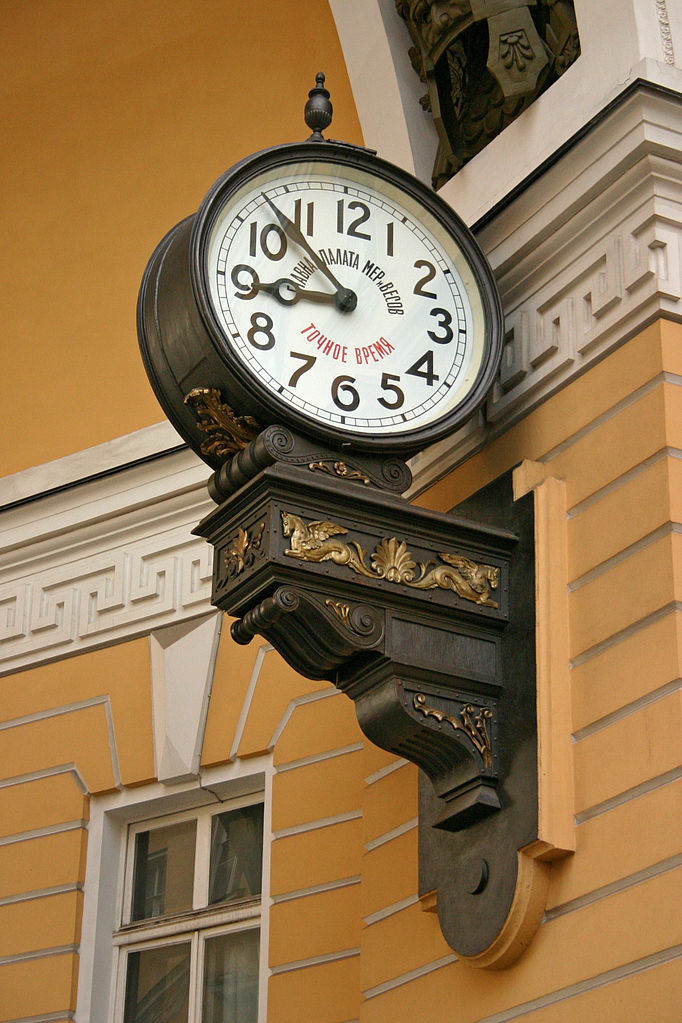 Часы Менделеева — элемент декора Главного штаба. Фото: Panther (Wikimedia Commons)