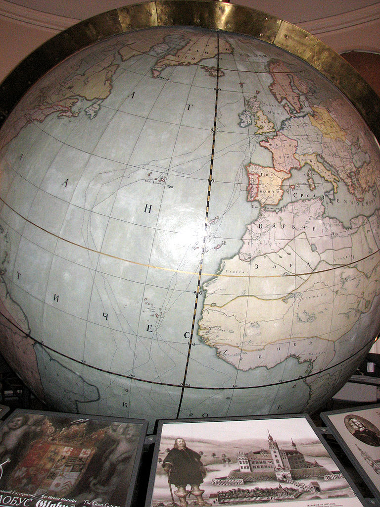 Большой Готторпский глобус в экспозиции. Фото: Корзун Андрей (Kor!An) (Wikimedia Commons)