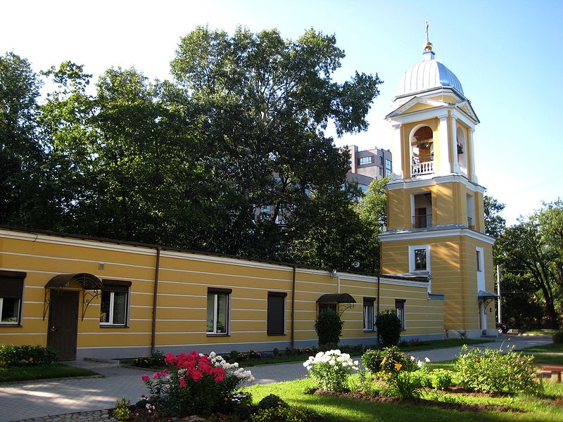 Колокольня и ризница.  Автор: Александров, Wikimedia Commons 
