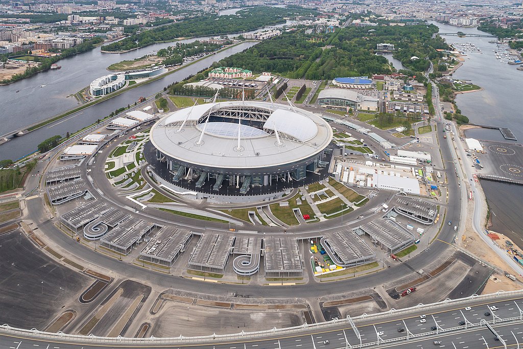 Аэрофотосъёмка стадиона на Крестовском острове в Санкт-Петербурге (Россия). A.Savin (Wikimedia Commons · WikiPhotoSpace)