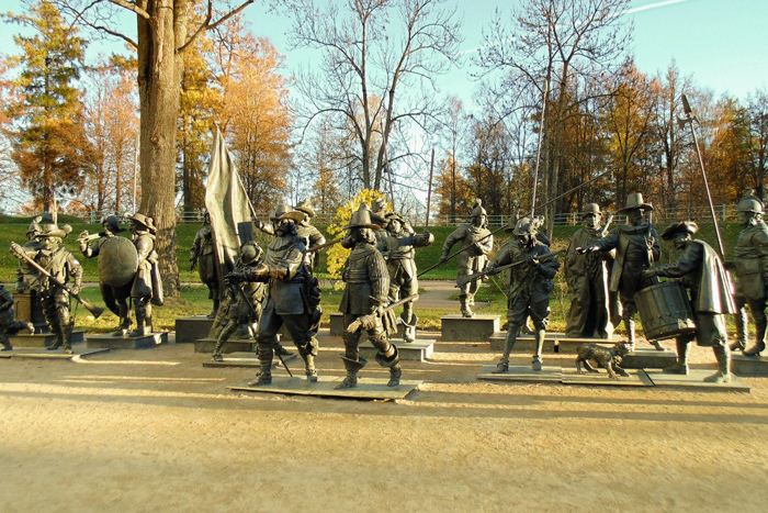 Скульптурная группа "Ночной дозор" по одноименному полотну Рембрандта Харменса Ван Рейна. Фото: pushkin.ru