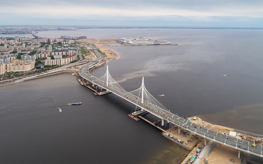 Центральный участок ЗСД, мост над устьем Малой Невы (Петровским фарватером). Фото: A.Savin (Wikimedia Commons · WikiPhotoSpace)