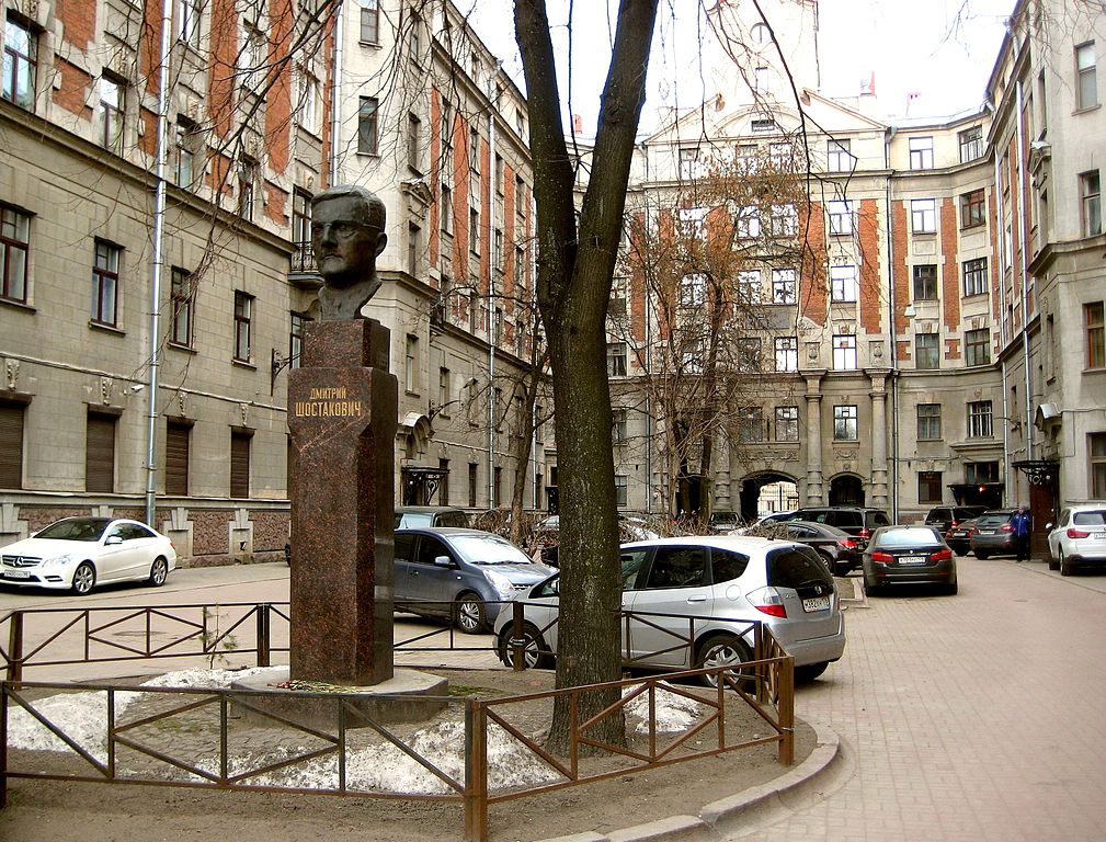 Дом 3-х Бенуа. Бюст Д. Д.Шостаковича во дворе дома. Фото: GAlexandrova (Wikimedia Commons)
