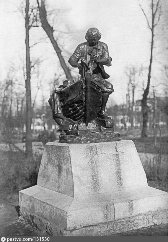 Уменьшенная авторская копия памятника "Царь-плотник". Фотография 1924-1934 гг. Источник: vk.com/rusmuseum.gardens
