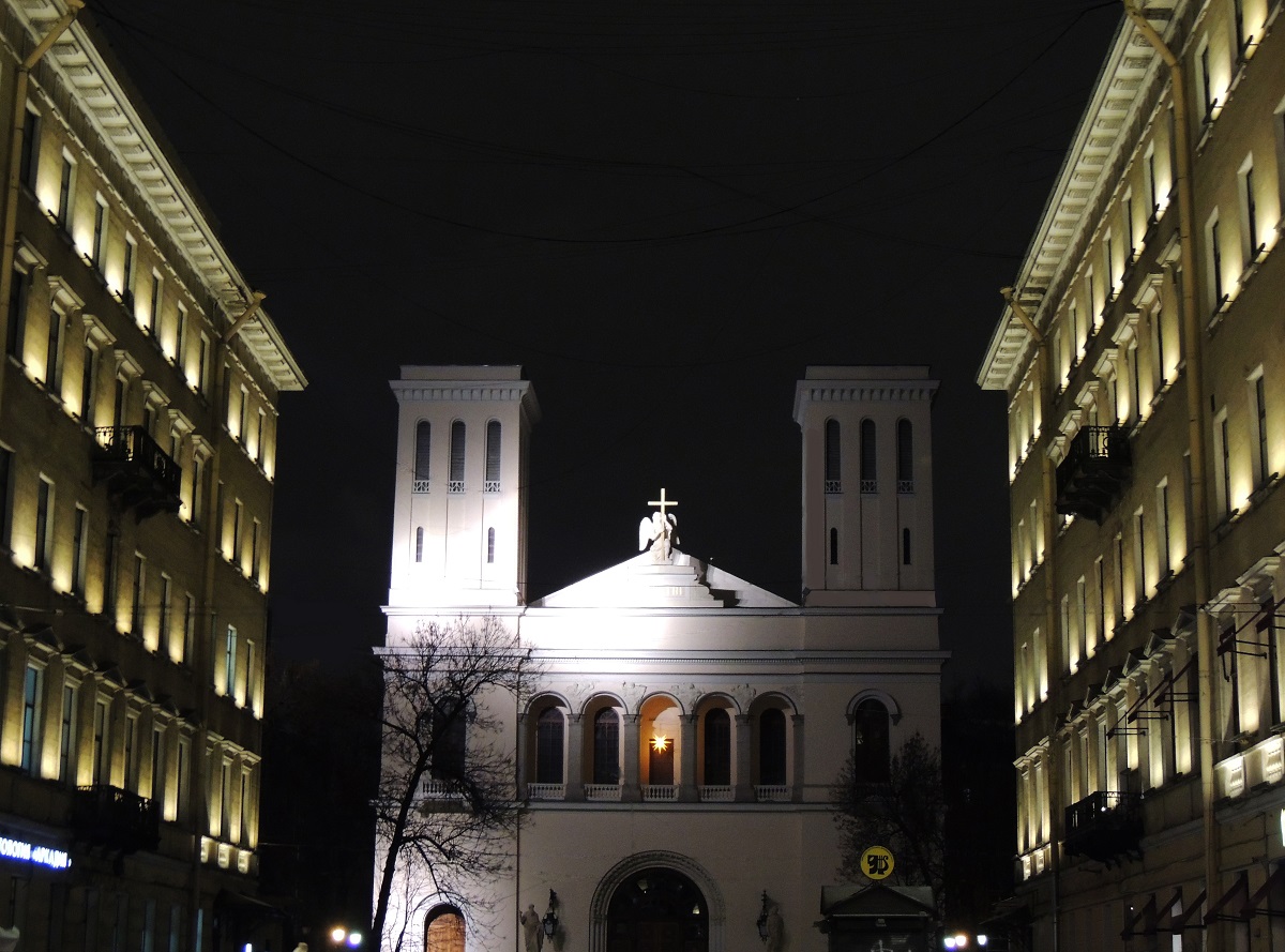 Лютеранская церковь Святых Петра и Павла ночью