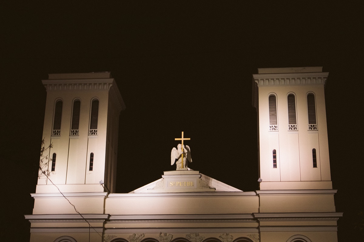 Лютеранская церковь Святого Петра ночью - большая туристическая и историческая достопримечательность