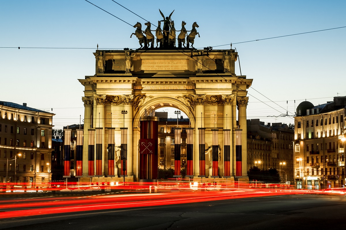 Нарвские триумфальные ворота на проспекте Стачек в Санкт-Петербурге