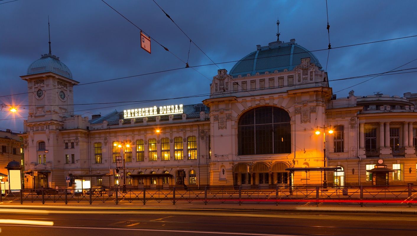 Ночной вид Витебского вокзала в Санкт-Петербурге