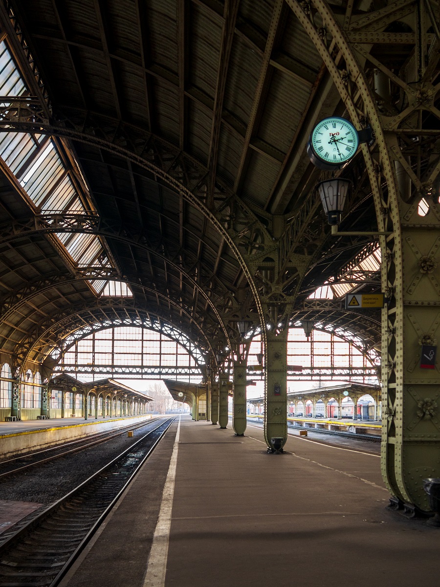 Санкт-Петербург, Витебский вокзал ранним солнечным утром, платформа с часами