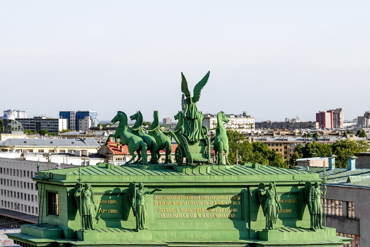 Вид на скульптурную композицию "Нарвская триумфальная арка" в Петербурге