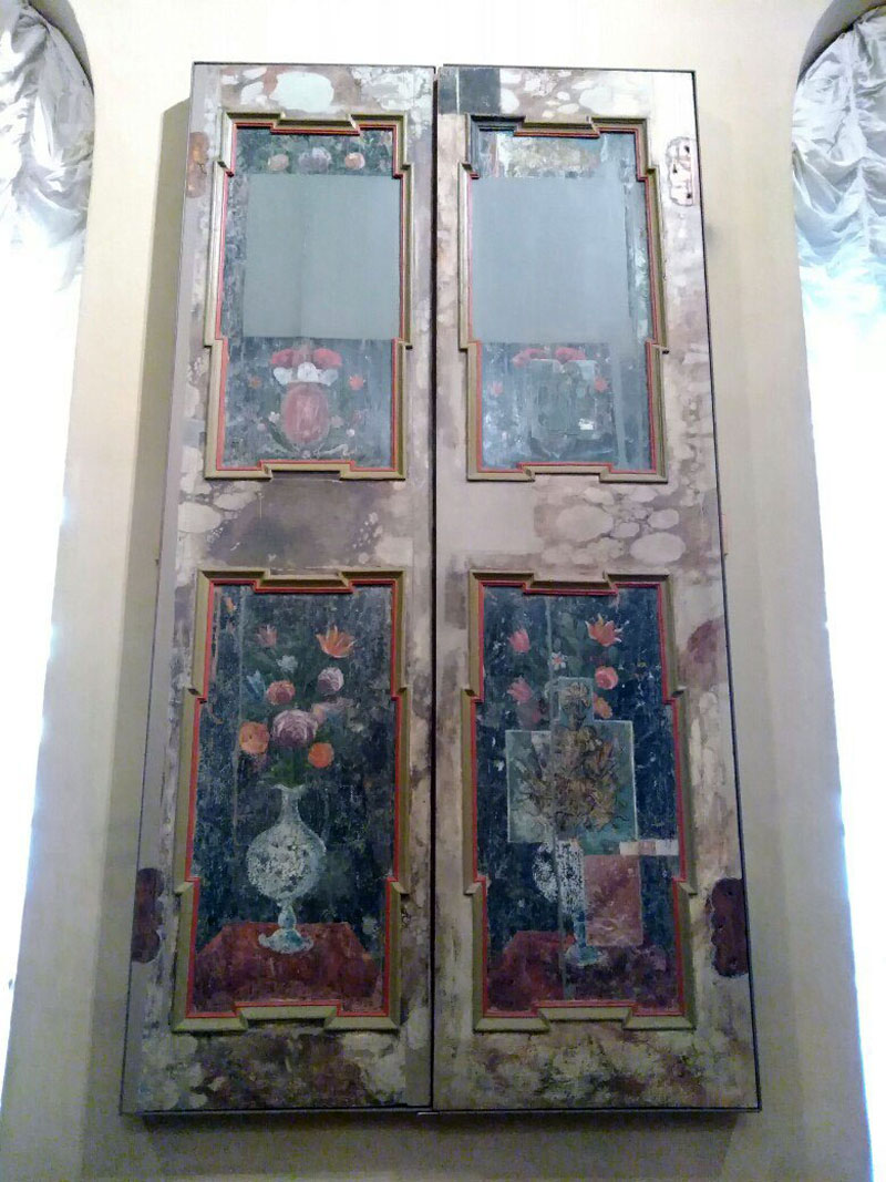 Дверь, найденная замурованной в стене Меншиковского дворца, роспись XVIII в. Фото: Korenmech366 (Wikimedia Commons)