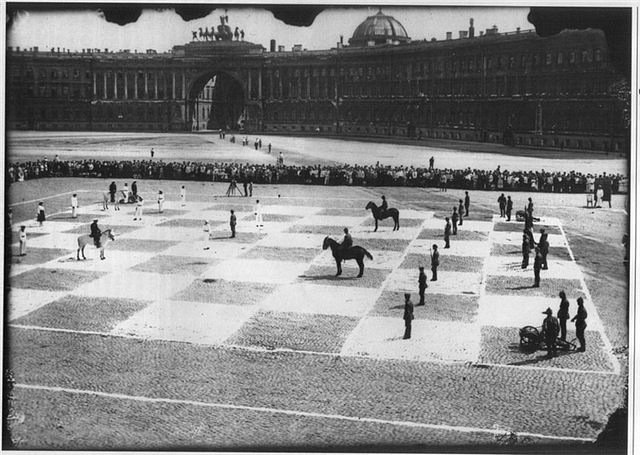 "Живые шахматы" на Дворцовой площади (Wikimedia Commons)