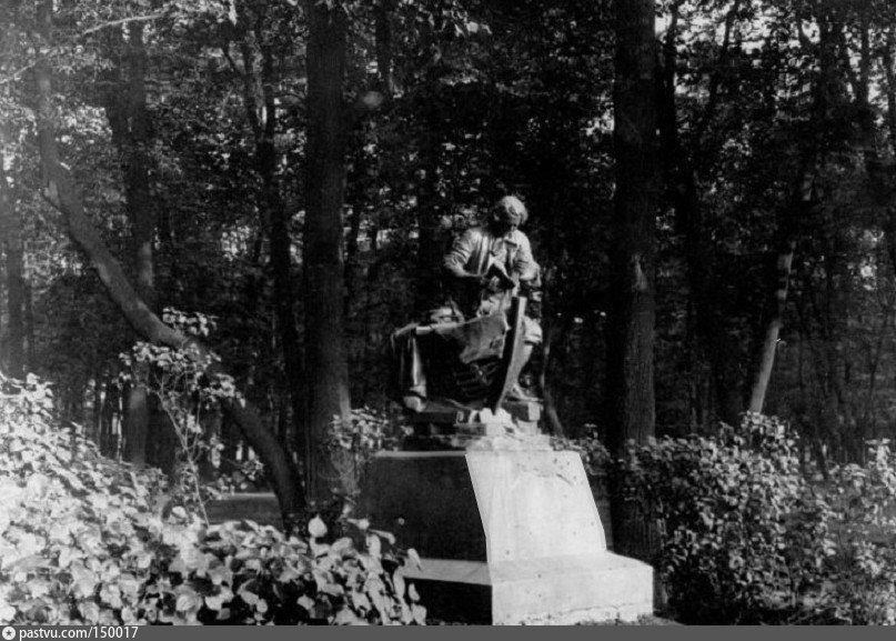 Авторская копия с памятника Петру I "Царь-плотник" в Летнем саду. Фотография 1915 г., автор Карл Булла. Источник: vk.com/rusmuseum.gardens