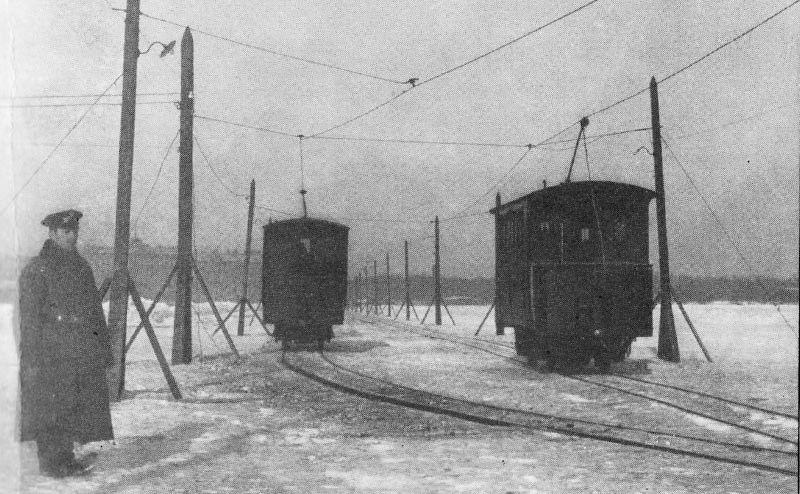 Трамвайный путь, проложенный по льду Невы. 1900-е. Автор фото: неизвестен (Wikimedia Commons)