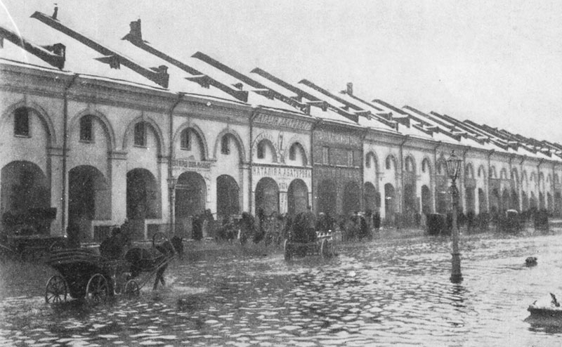 Улица Садовая у бывшего Никольского рынка во время наводнения 25 ноября 1903 года. Автор фото: неизв. (Wikimedia Commons)