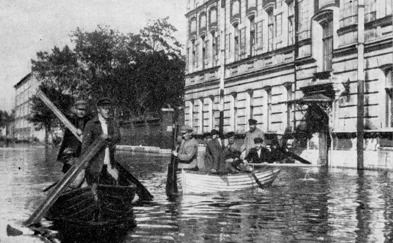 Передвижение на лодках по улицам Васильевского острова во время наводнения 23 сентября 1924 года. Автор фото: неизв. (Wikimedia Commons)