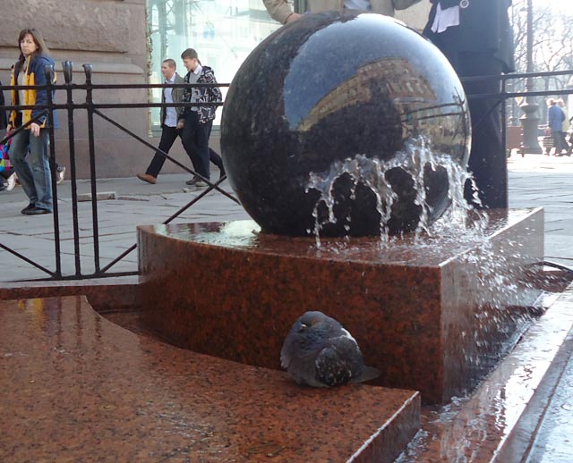 Фонтан-каскад Вращающийся шар. Автор фото: viritsa, источник: https://www.ptmap.ru