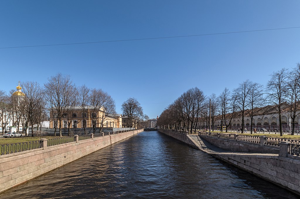 Канал Грибоедова, вид на Никольские ряды и Никольский сквер. Фото: Florstein (WikiPhotoSpace)