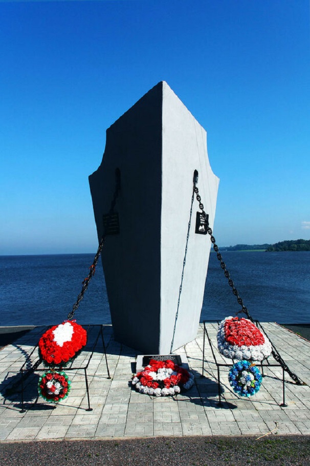 Мемориал на месте стоянки крейсера "Аврора" в годы войны. Ораниенбаум