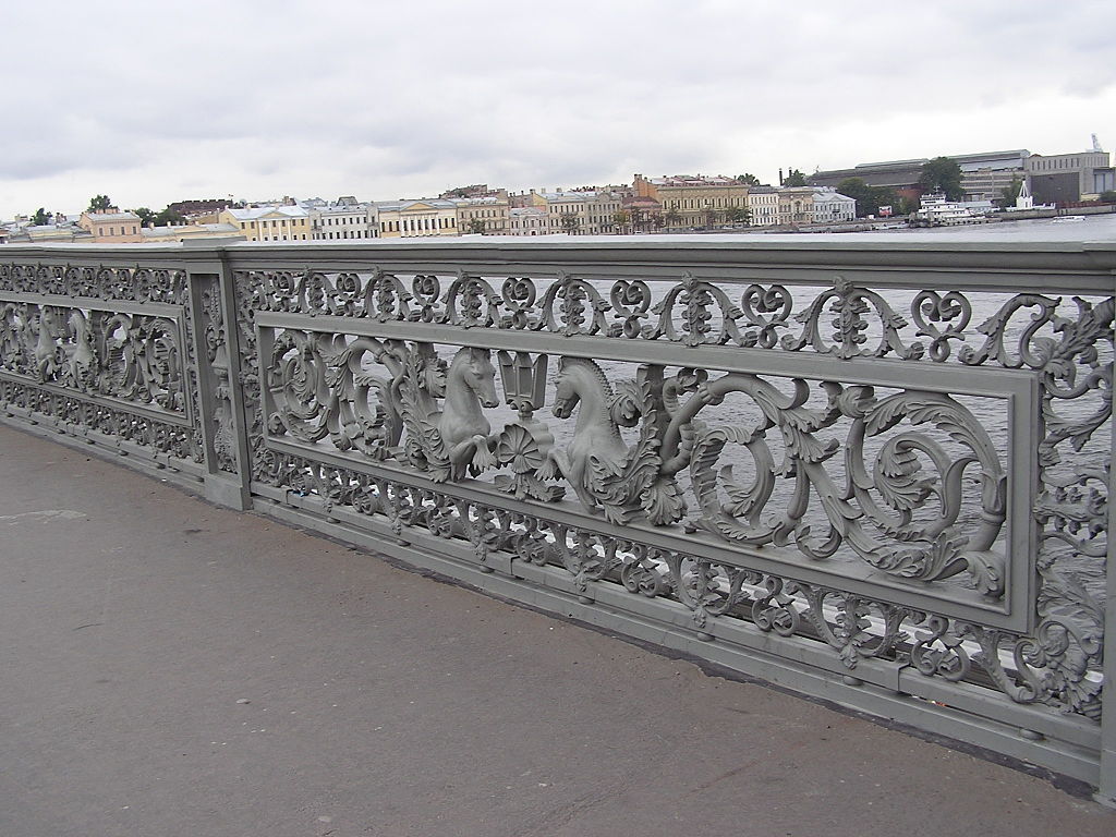 Ограждение Благовещенского моста. Фото: Andrew Butko (Wikimedia Commons)