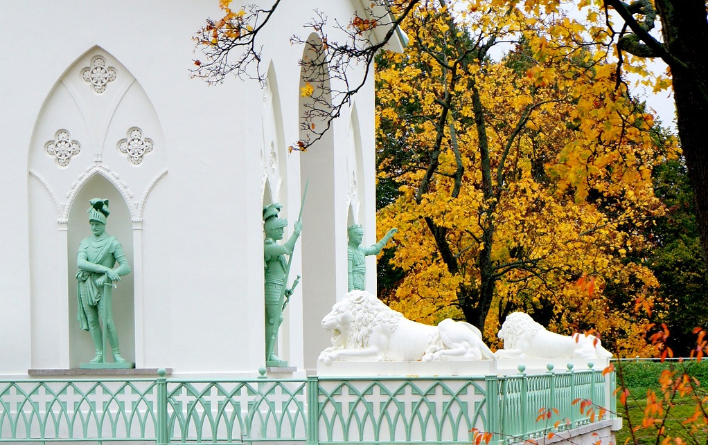 Скульптуры львов около "Белой башни". Фото: tsarselo.ru