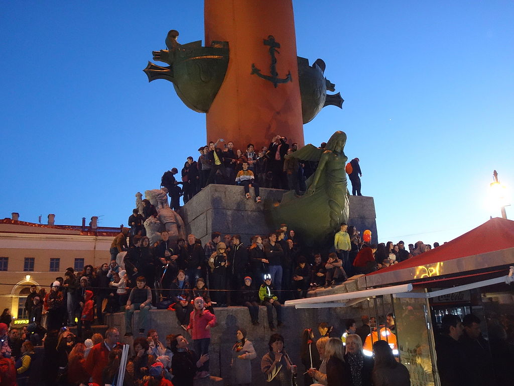 Народ облепил Ростральную колонну, чтобы посмотреть салют в честь 70-летия Победы. Фото: Monoklon из русской Википедии