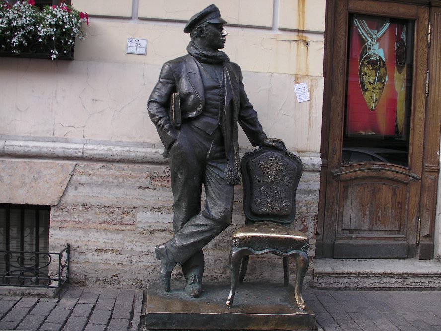 Памятник бендеру в петербурге. Памятник Остапу Бендеру в Санкт Петербурге. Памятник Остапу Бендеру в Рыбинске. Памятник 12 стульев Питер. Памятник Остапу Бендеру в Санкт-Петербурге на итальянской улице.