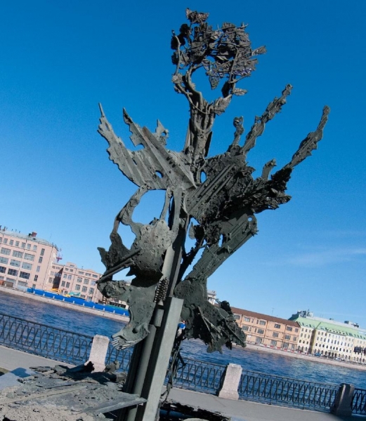Памятник символизирует собой древо жизни, источник фото: http://www.ipetersburg.ru/pamyatnik-alfredu-nobelyu