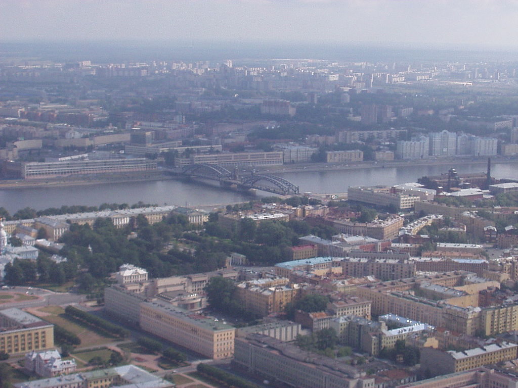 Нева в районе Большеохтинского моста. Мост Петра Великого. Автор фото: Ssr (Wikimedia Commons)